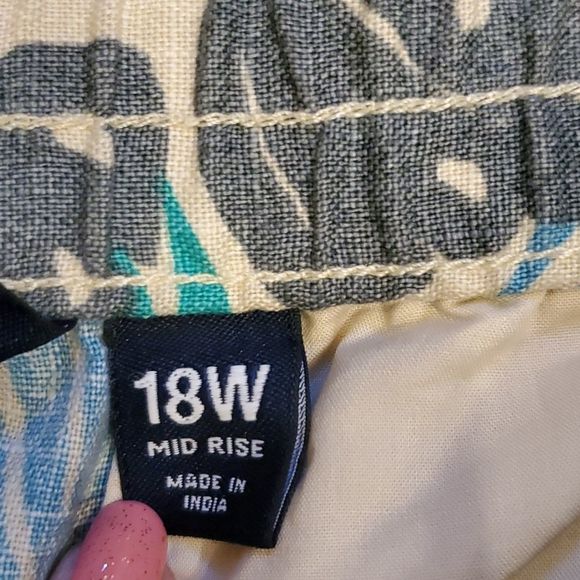 Land's End linen tropical print mid rise capris, 18W - Picture 3 of 11